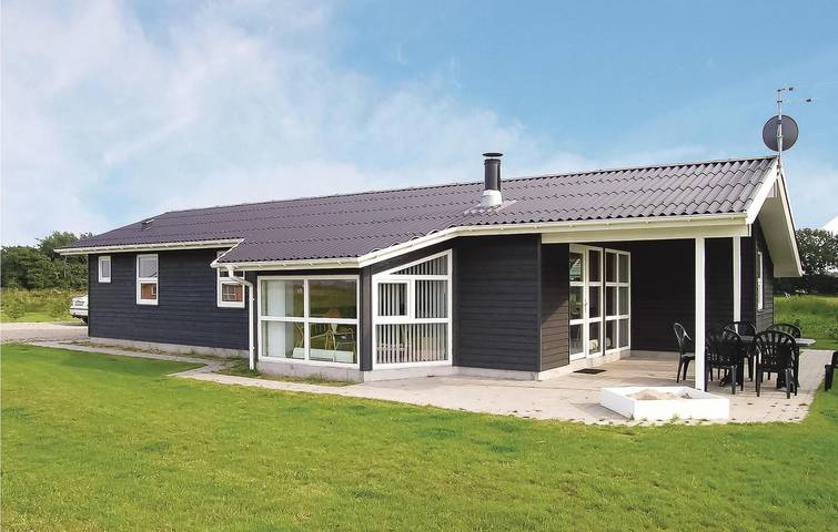 Ferieudlejning for 8 personer, med Terrasse og Jacuzzi såvel som Have og Sauna i Egense