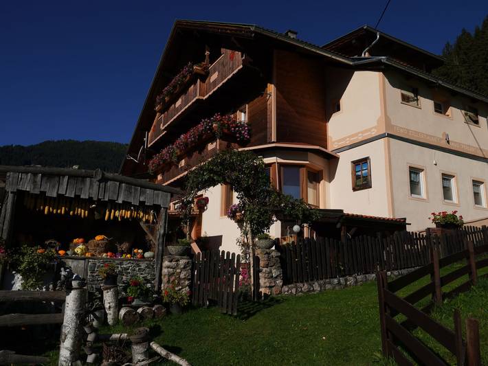 Ferienhaus für 7 Personen, mit Balkon und Terrasse sowie Garten und Ausblick in Hippach