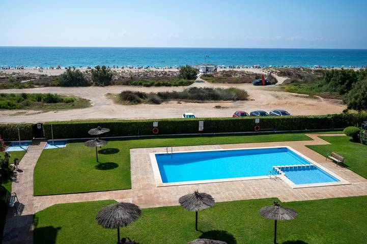 Appartement entier, At036 Constelación: Appartement en face de la plage, avec piscine, A/C, wifi et parking in Platja de les Antines (Torredembarra), Creixell