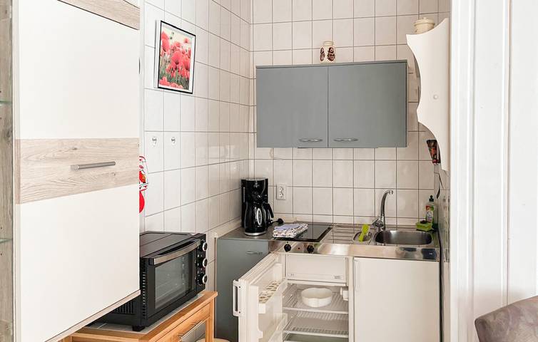 Gemütlich, nur 1 km vom Strand entfernt: WLAN, TV, Parkplatz, Terrasse und Küche inklusive! in Waren (Müritz), Müritz