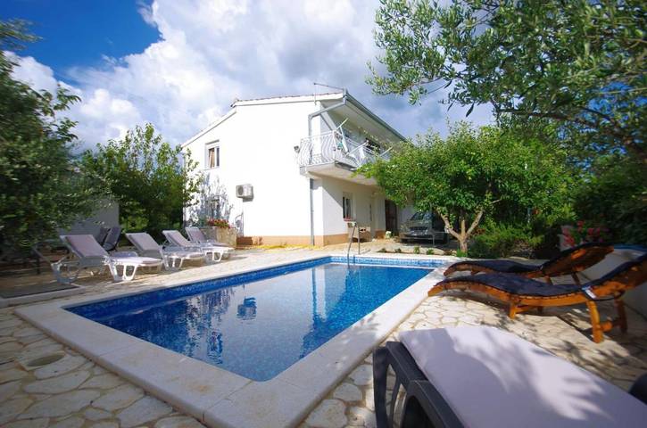 Villa pour 11 personnes, avec vue ainsi que piscine et jardin, animaux acceptés à Sinj