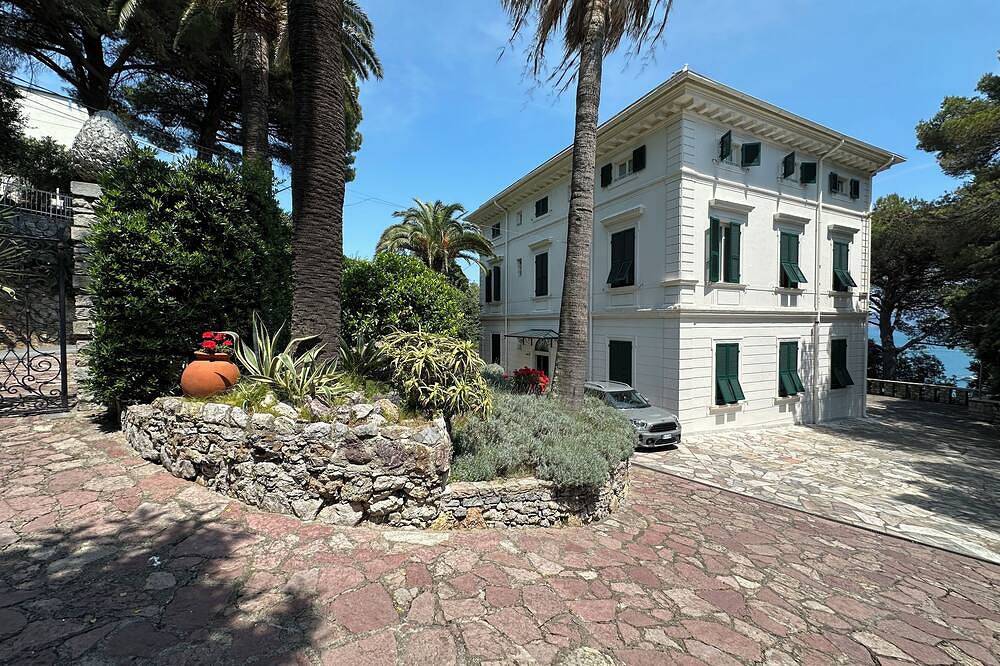 ** Last Minute ** Villa Doria 10P by Villasretreats, waterfront, air conditioning, near the Cinque Terre in Spiaggia di Arenella, Porto Venere Municipio