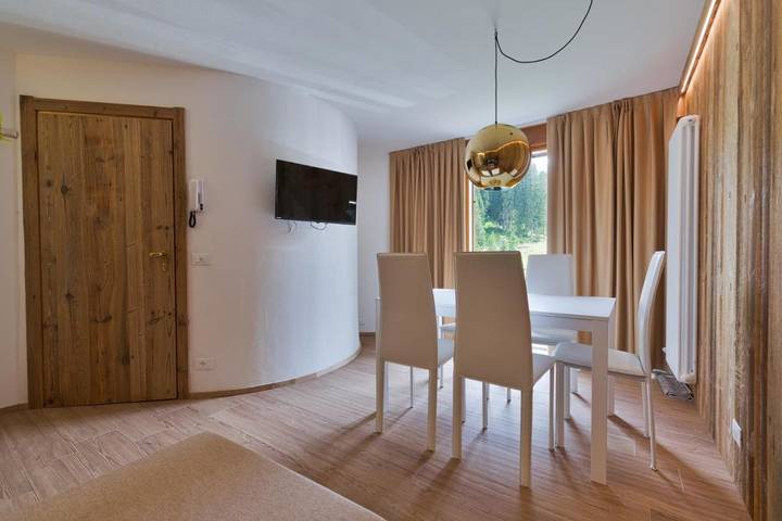 Baita per 5 persone, con giardino e panorama in Alpi dell'Adamello e della Presanella