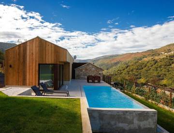 Gîte pour 2 personnes, avec vue ainsi que jardin et piscine dans Arcos de Valdevez