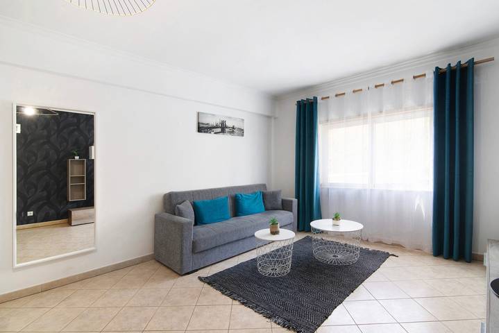 Apartamento inteiro, Apartamento de férias "Do Sol" com terraço privado, varanda e Wi-Fi in Albufeira e Olhos de Água, Distrito de Faro