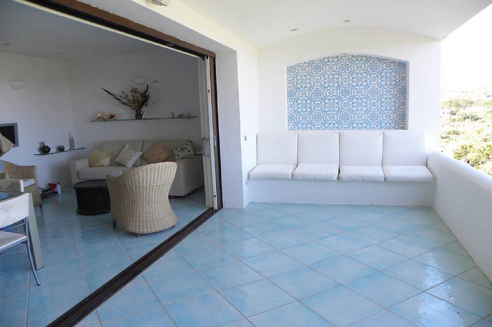 Appartamento intero, Appartamento 120m2 lussuoso e confortevole con vista mozzafiato e accesso diretto al mare. in Porto Istana, Gallura