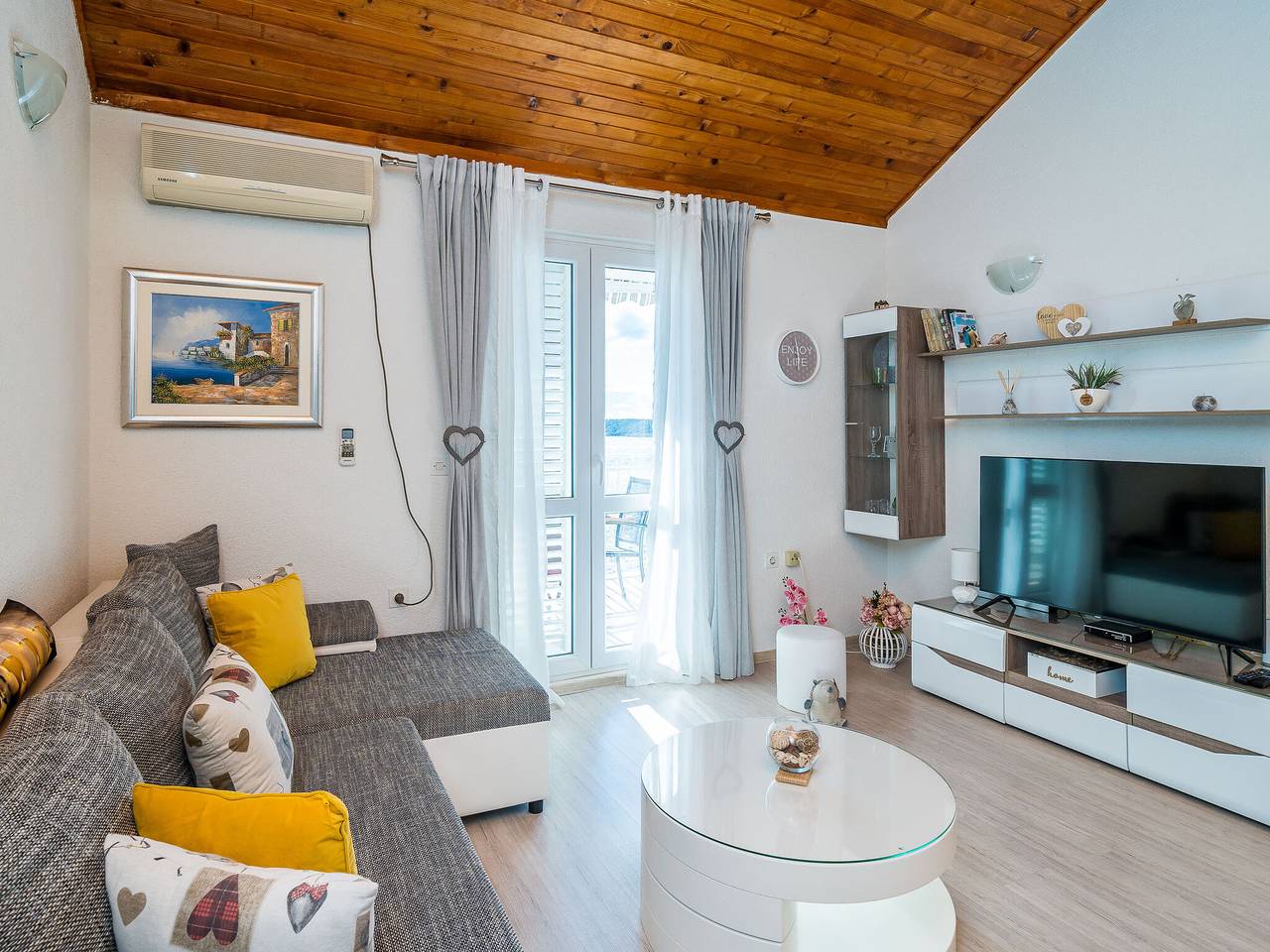 Geheel appartement, Indy's Beach Apartments -Two Bedroom Apartment with Balcony and Sea View in Zaton, Grad Dubrovnik