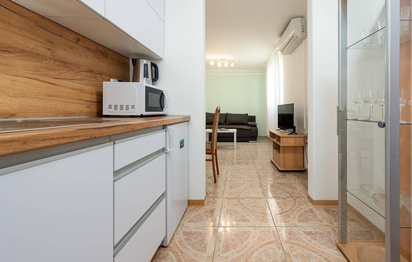 Ganze Ferienwohnung, Ferienwohnung für 4 Personen mit Terrasse in Starigrad, Zadar
