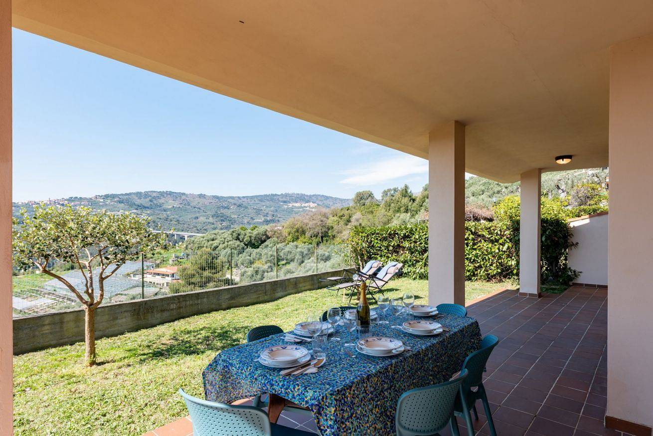 Ganze Wohnung, Ferienwohnung für 6 Personen mit Garten in San Lorenzo al Mare, Riviera di Ponente