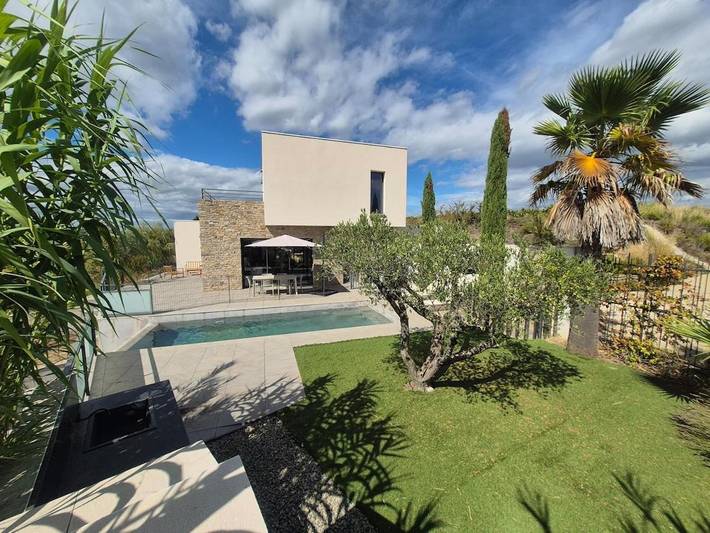 Location de vacances pour 6 personnes, avec piscine ainsi que vue et jardin à Nézignan-l'Évêque