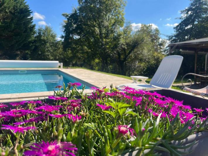 Location de vacances pour 4 personnes, avec Terrasse ainsi que Jardin et Piscine à Boisredon