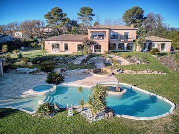 Location de vacances pour 12 personnes, avec jardin et balcon ainsi que jacuzzi et sauna, adapté aux familles à Mougins