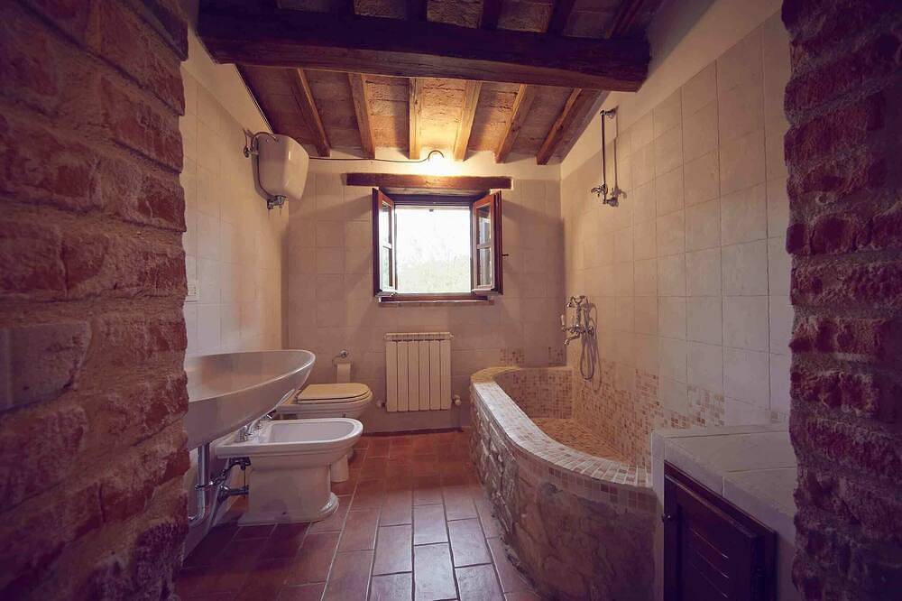 Authentic stone farmhouse, pool, view, bbq, wifi, bedrooms with bathroom and a/c in Perugia, Perugia Province