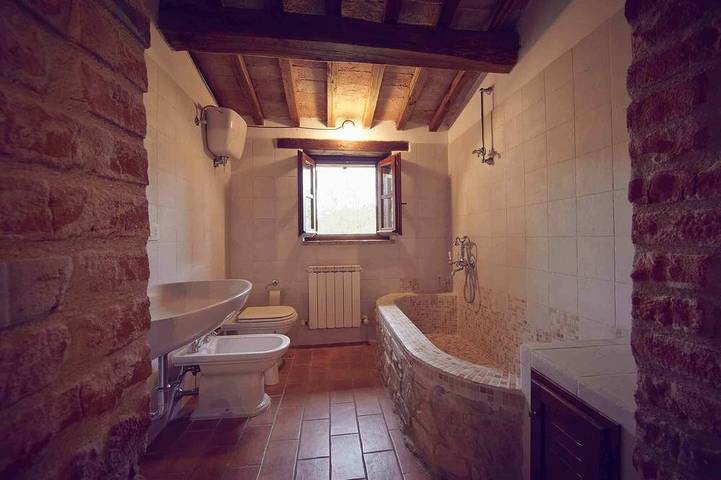 Authentic stone farmhouse, pool, view, bbq, wifi, bedrooms with bathroom and a/c in Perugia, Perugia Province