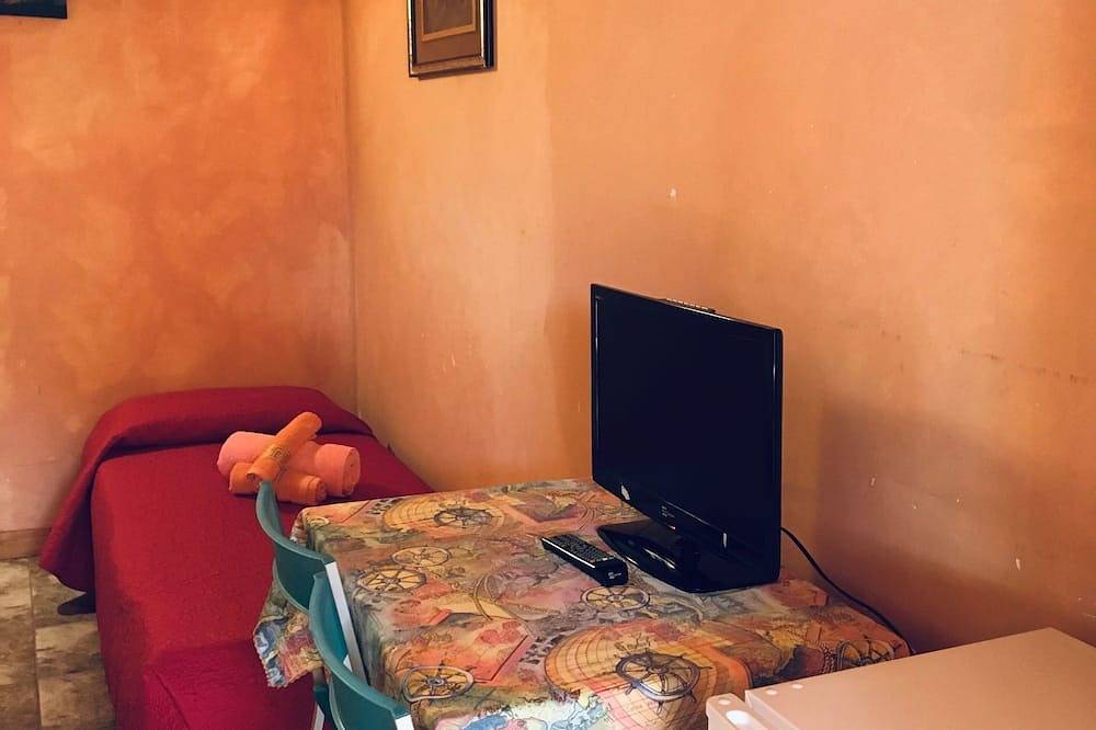 Baita 3 one-room apartment, double bed and sofa bed, bathroom, Tv, fridge, in Defensola, Gargano