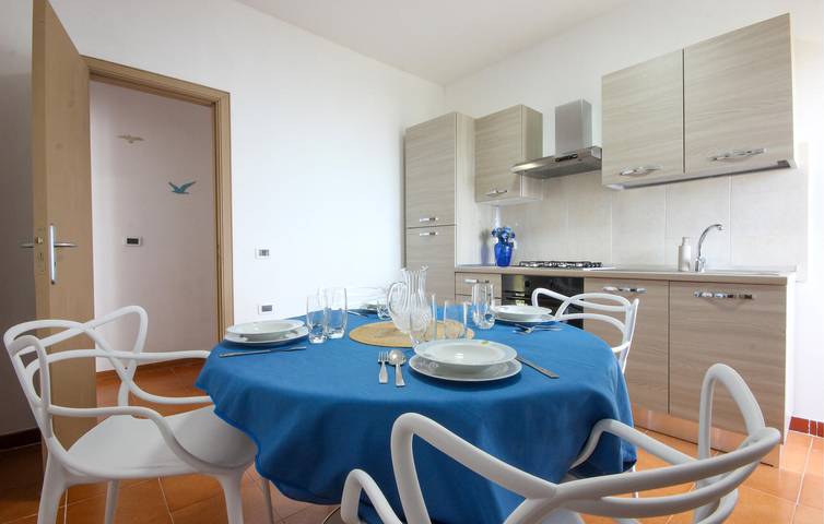 Apartamento vacacional entero, Apartamento con vistas panorámicas, aparcamiento, cocina y sofá cama, a 1 km de la playa. in Castellabate, Cilento Coast