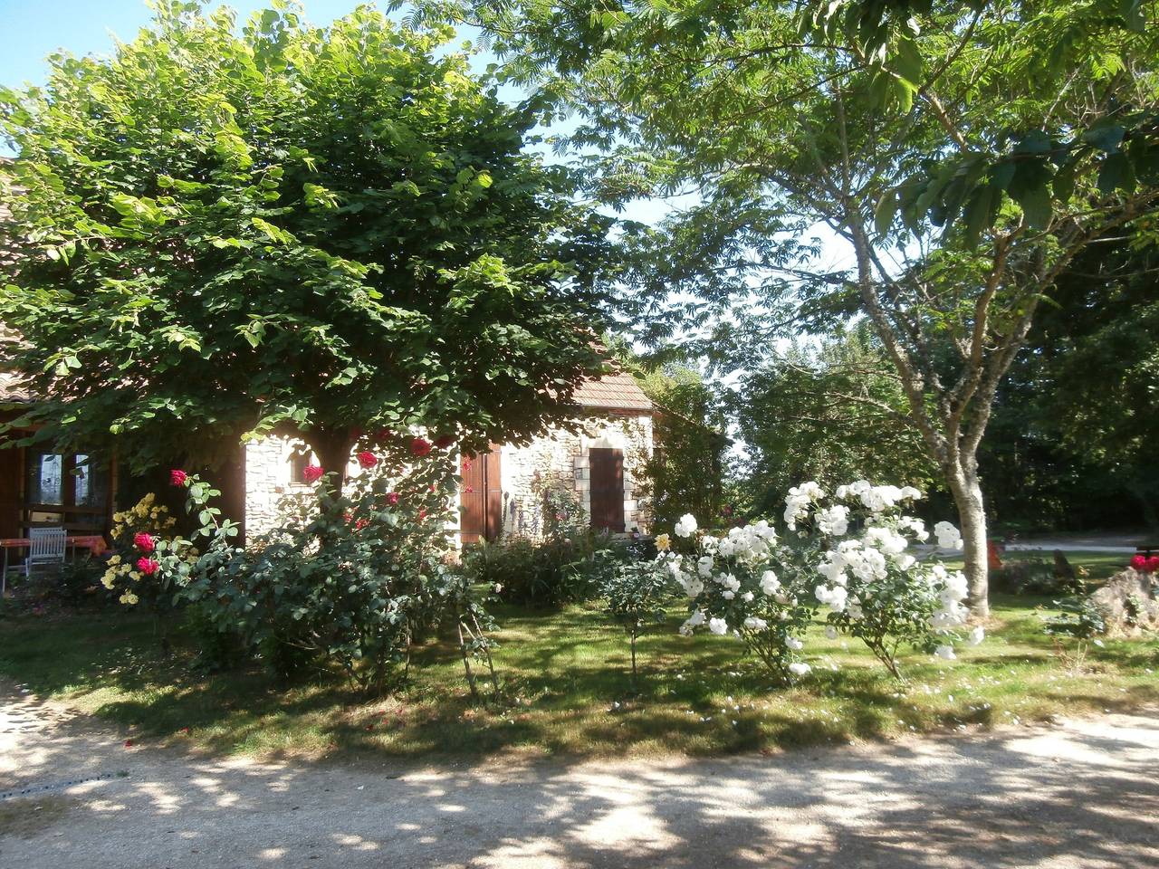 Maison Douceur Meyralaise avec terrasse privée, Wi-Fi et climatisation in Meyrals, Périgord Noir