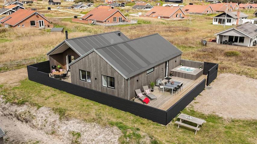 Ferienhaus für 8 Personen, mit Whirlpool und Terrasse sowie Garten und Sauna in Vejlby Klit