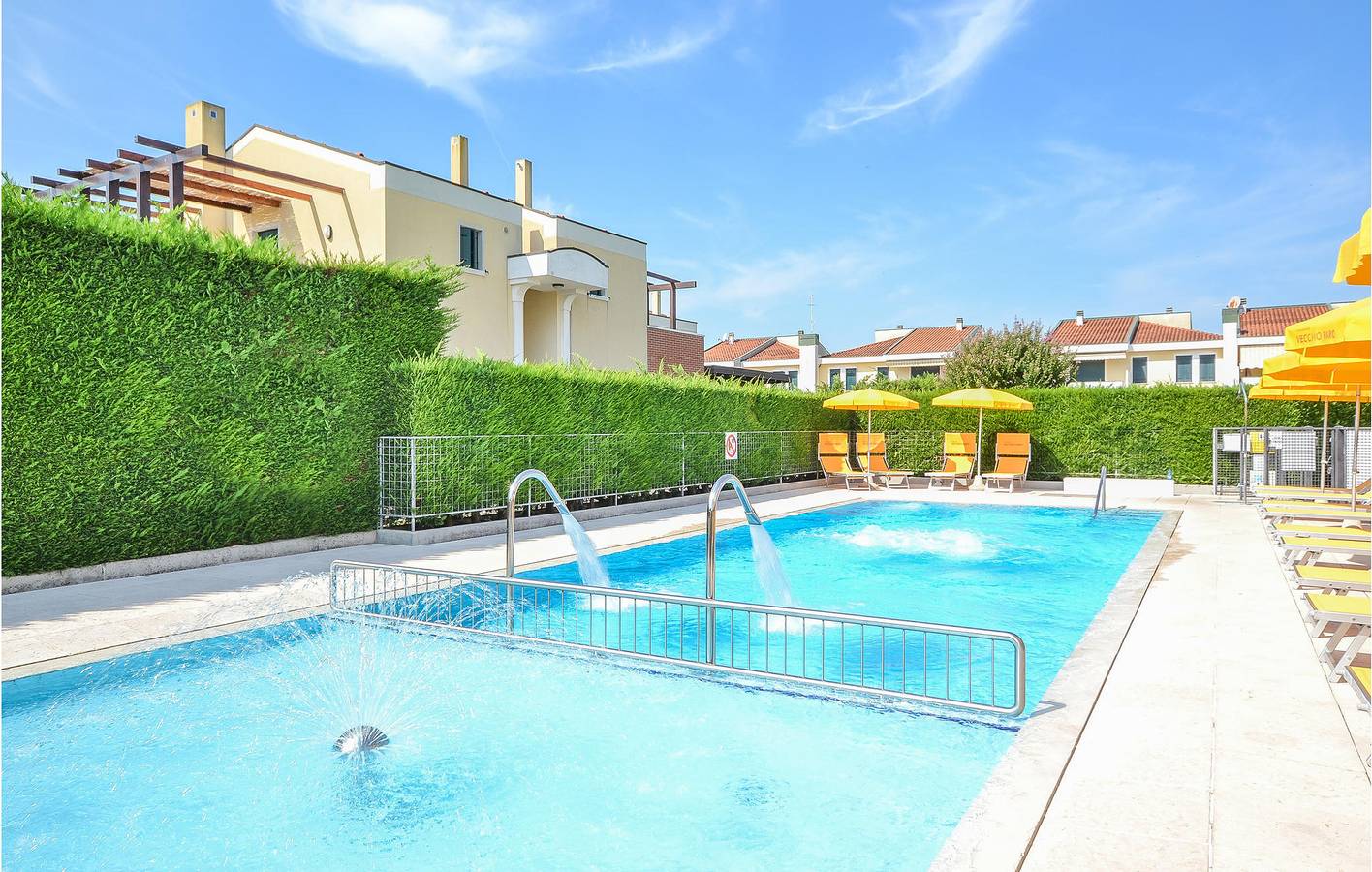 Ganze Ferienwohnung, Oase am Strand: WiFi, Klimaanlage, Parkplatz, Pool & Küche in Lido di Jesolo, Venedig Provinz