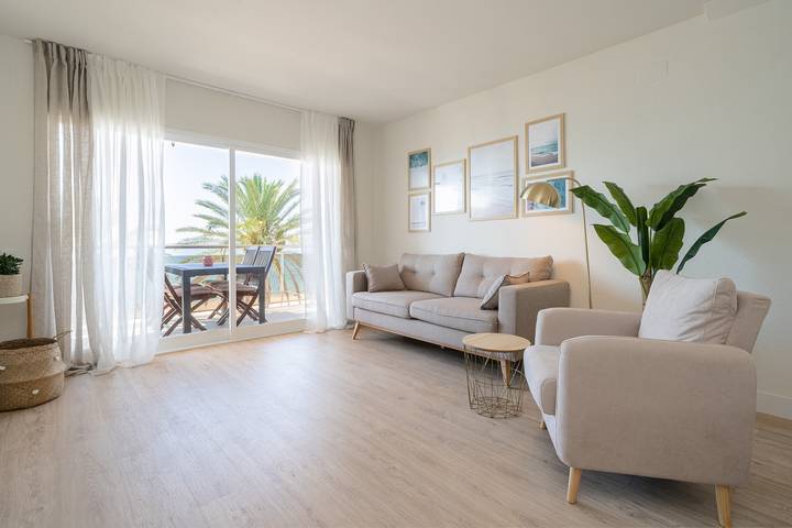 Apartamento entero, Apartamento "Coral Beach by Pat" con vistas al mar, piscina compartida y Wi-Fi in Platja de les Madrigueres (el Vendrell), Vendrell