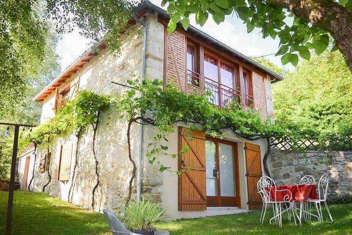 Gîte pour 4 personnes, avec jardin et piscine à Camburat