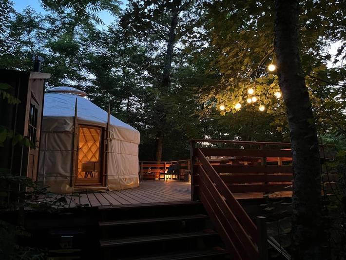 Tente pour 3 personnes, avec Terrasse et Jacuzzi ainsi que Jardin et Vue sur le lac