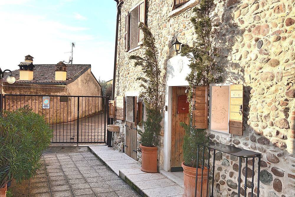 Ganze Wohnung, Casetta Renzi with Terrace in Calmasino, Bardolino