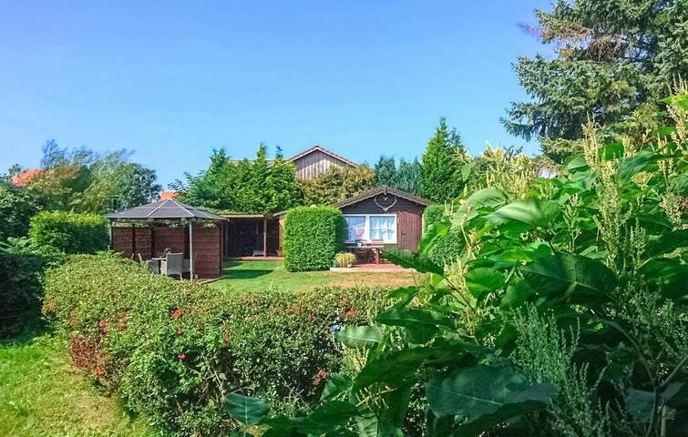 Ferienhaus für 2 Personen, mit Terrasse und Garten sowie Seeblick in Dabel