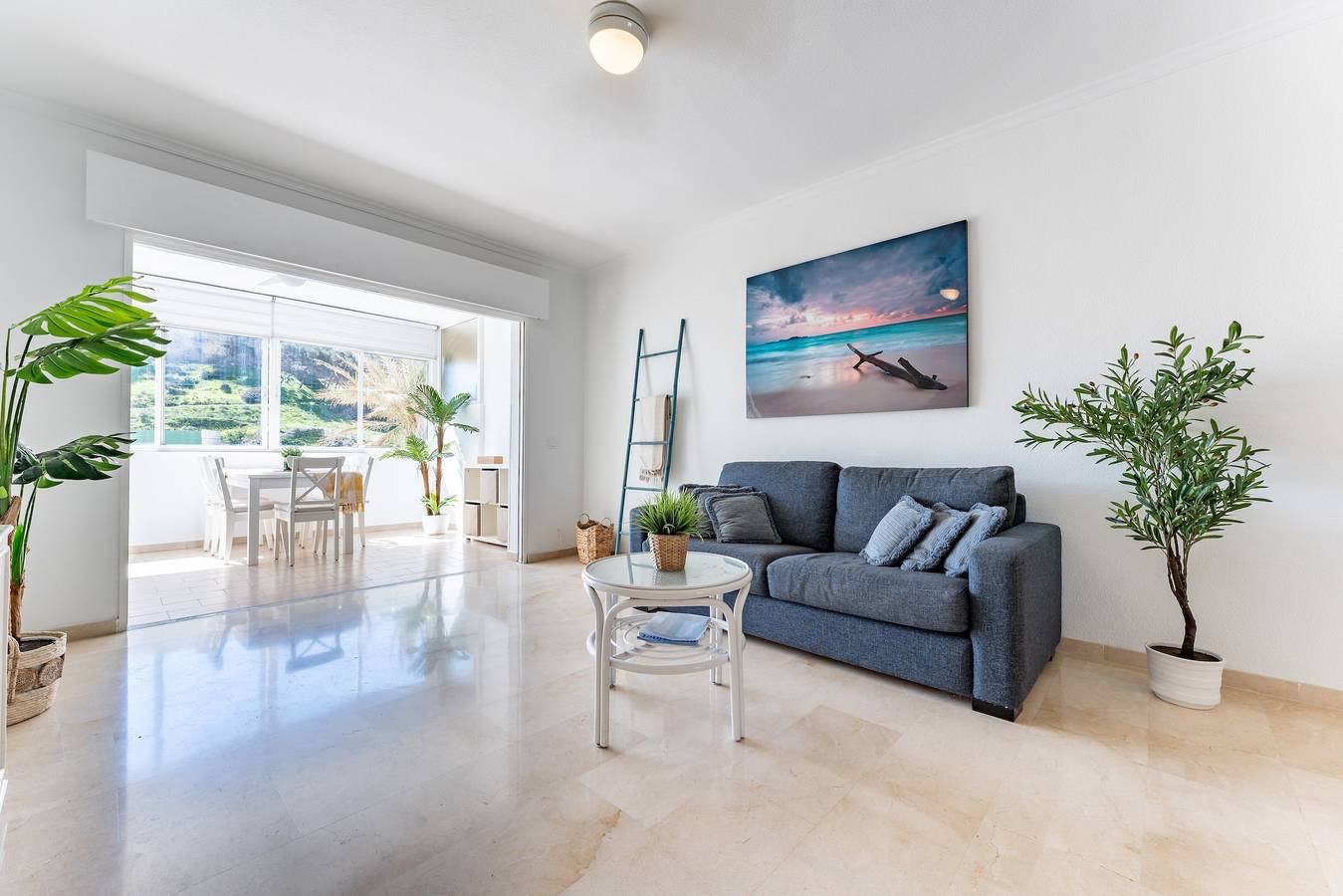 Entire apartment, Holiday apartment 'El Rey' with oceanfront views, shared pool and Wi-Fi in Fuengirola, Costa del Sol