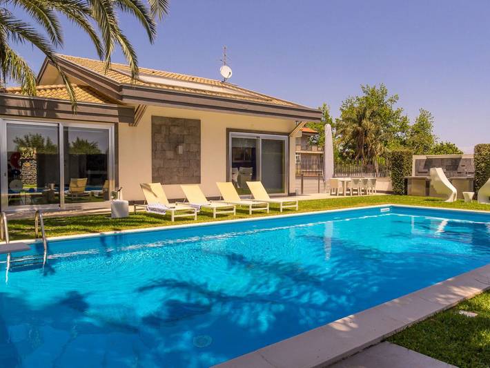 Ferienhaus für 8 Personen, mit Whirlpool und Terrasse sowie Garten und Pool