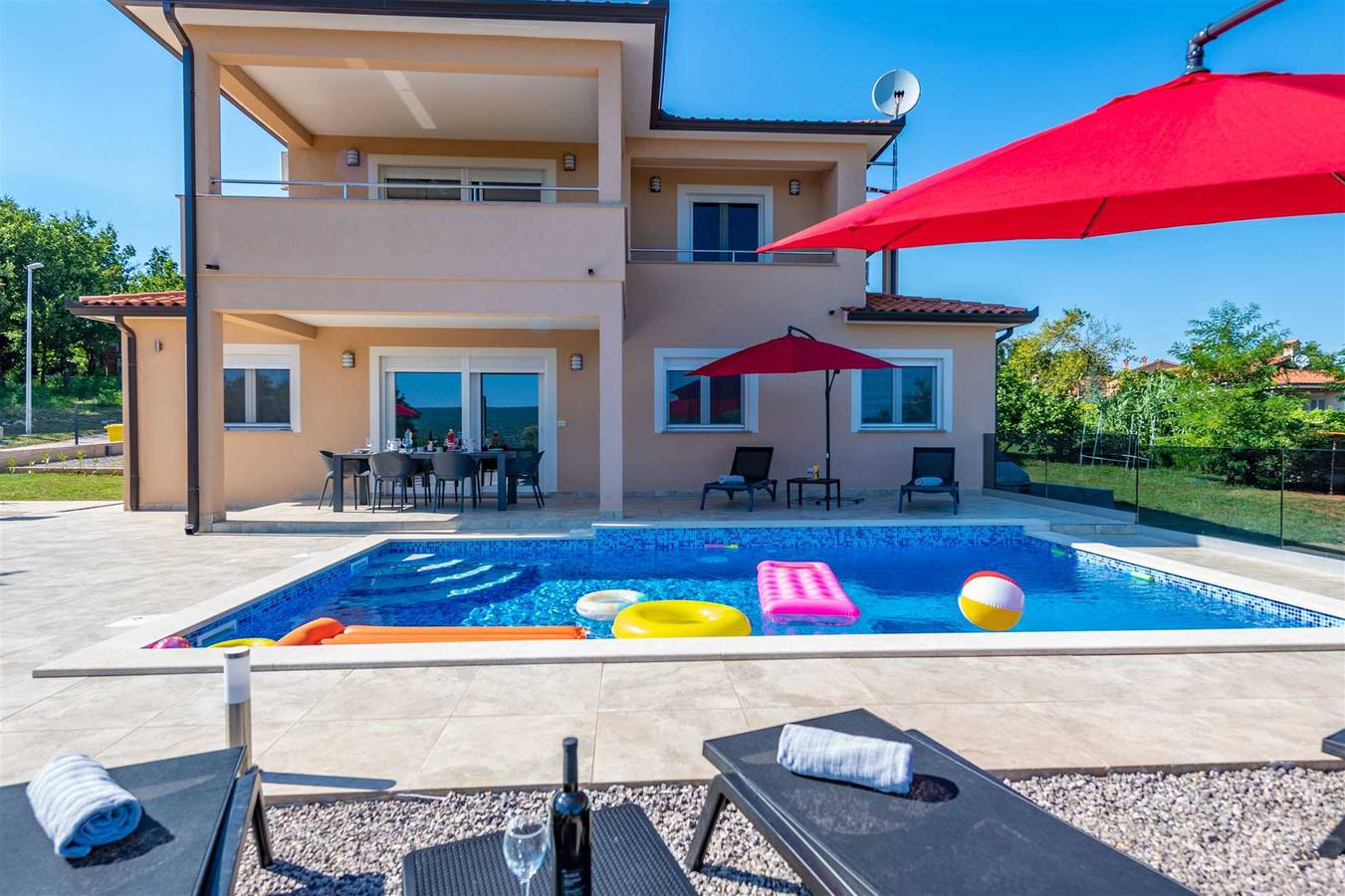 Appartement entier, Appartement de vacances pour 9 personnes avec piscine in Raša, Côte Est de l'Istrie