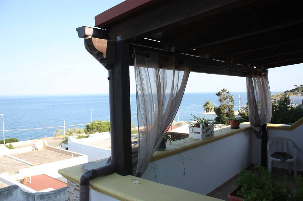 Ganze Wohnung, Carrube House, in Andrano offers a terrace and sea views. in Andrano, Lecce Provinz