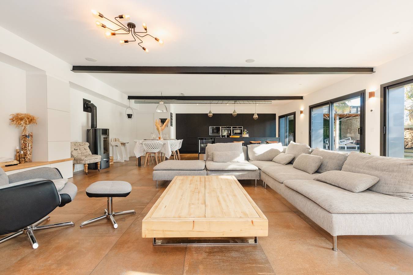 Le Loft Black & Wood - Piscine privé et grande terrasse à 20 min de Rennes in Pacé, Région de Rennes