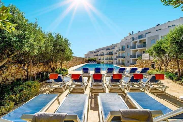 Gîte pour 7 personnes, avec piscine ainsi que jacuzzi et balcon, adapté aux familles dans Zebbug - 2