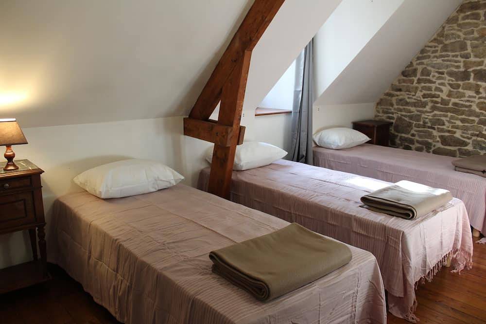 Longère de Quily en Brocéliande 5 chambres 12 couchages + bain nordique/Spa in Quily, Val d'Oust