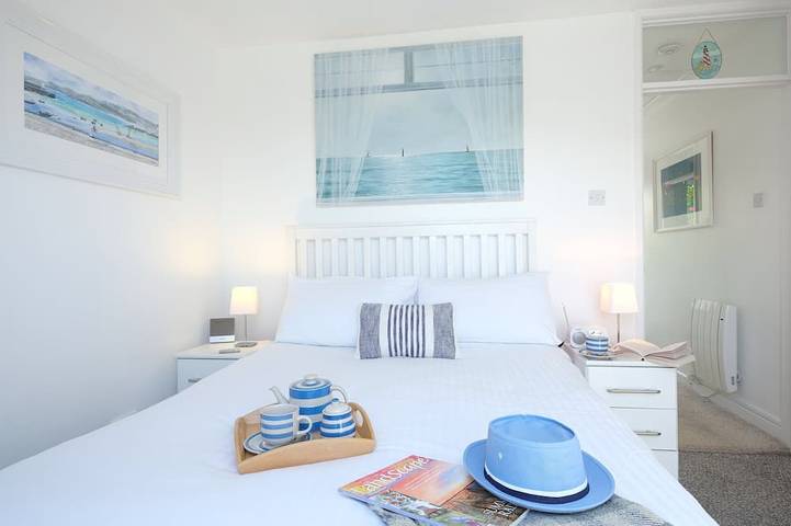 Entire apartment, Sea view apartment with balcony and gardens. Private path to the beach. in Carbis Bay, Cornwall