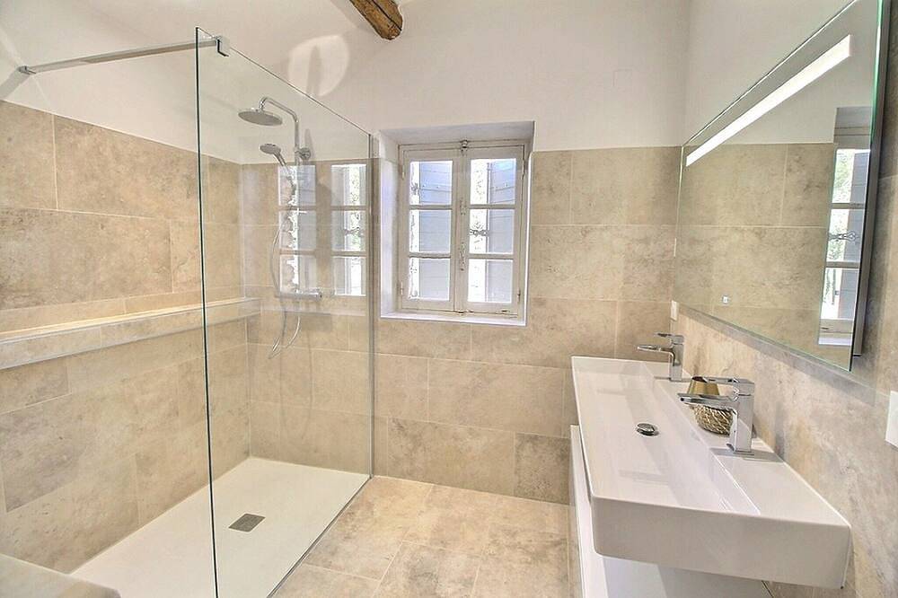 Magnificent Restored Mas With View On The Heights Of Venasque in Venasque, Parc naturel régional du Mont-Ventoux