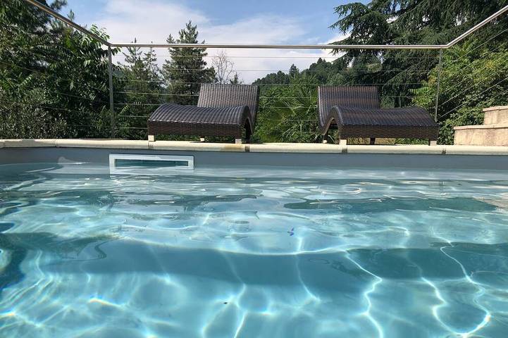Maison de vacances pour 8 personnes, avec balcon ainsi que piscine et jardin dans Largentière