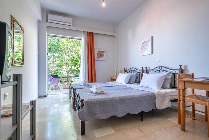 Gîte pour 2 personnes, avec balcon dans Selianitika