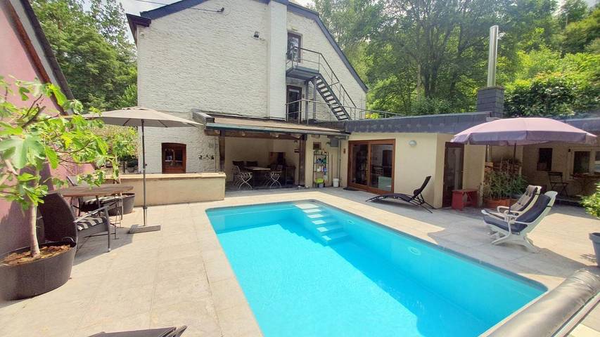 Location de vacances pour 26 personnes, avec jardin ainsi que sauna et piscine à Tellin