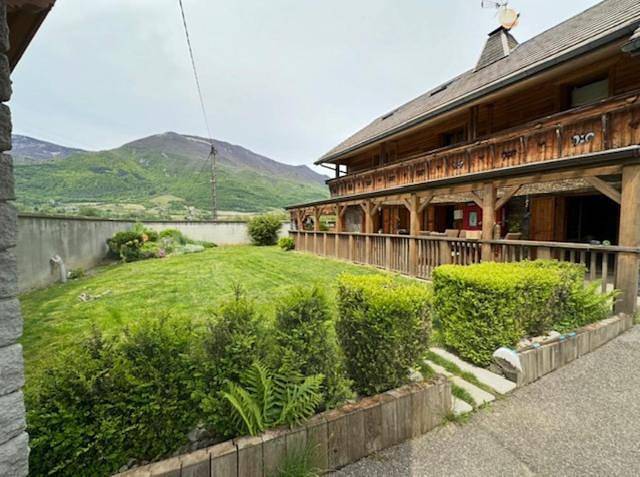 Gîte, avec Balcon et Terrasse ainsi que Jardin et Vue à Coise-Saint-Jean-Pied-Gauthier
