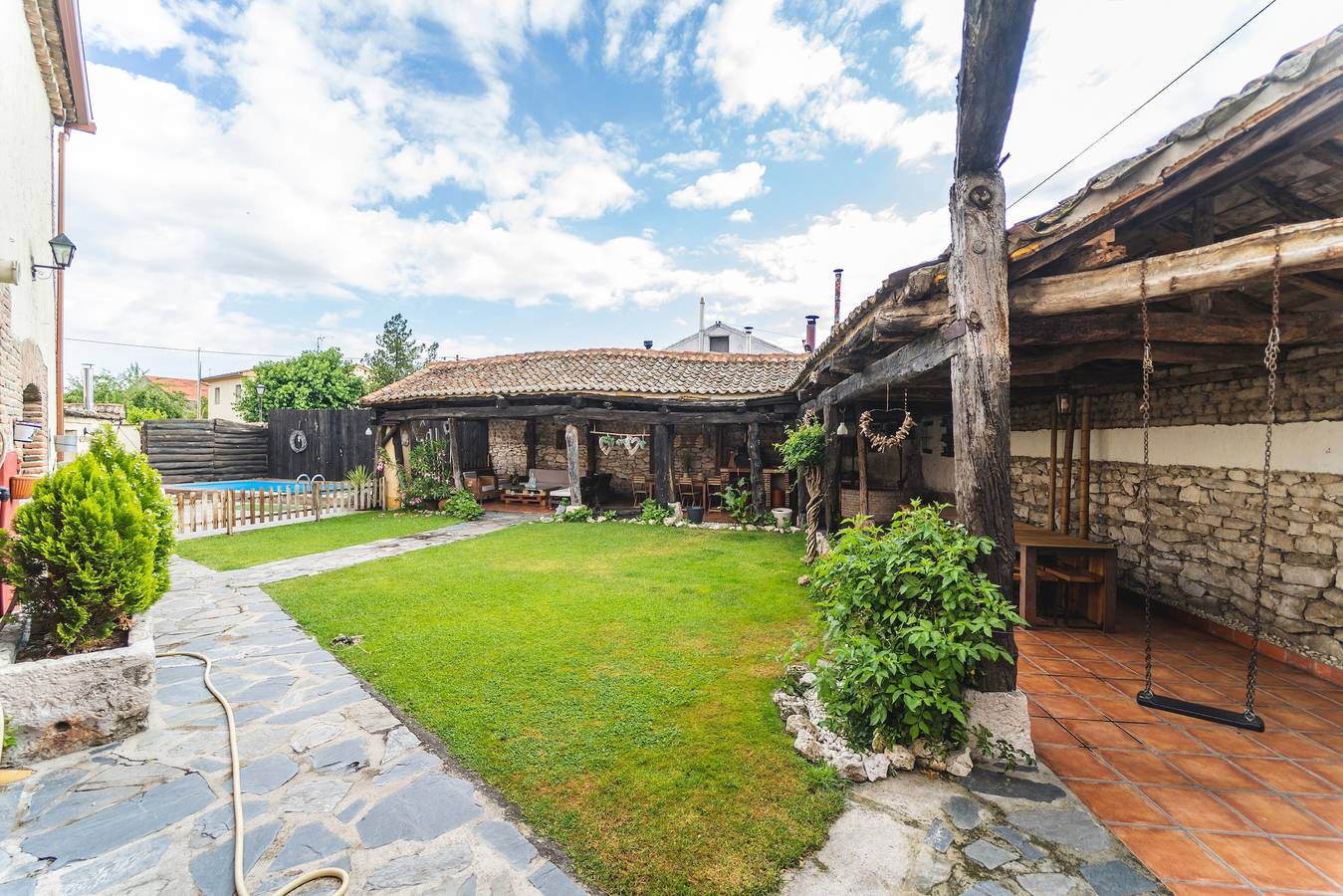 Ferienhaus 'Laguna Herrera' mit privatem Pool, privatem Garten und Wlan in Campo de Cuéllar, Cuéllar