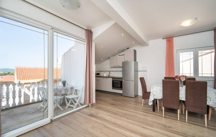 Entire holiday apartment, Cozy 2-Bedroom Apt with Terrace, Wi-Fi & 1.5km to Beach in Biograd na Moru, Zadar