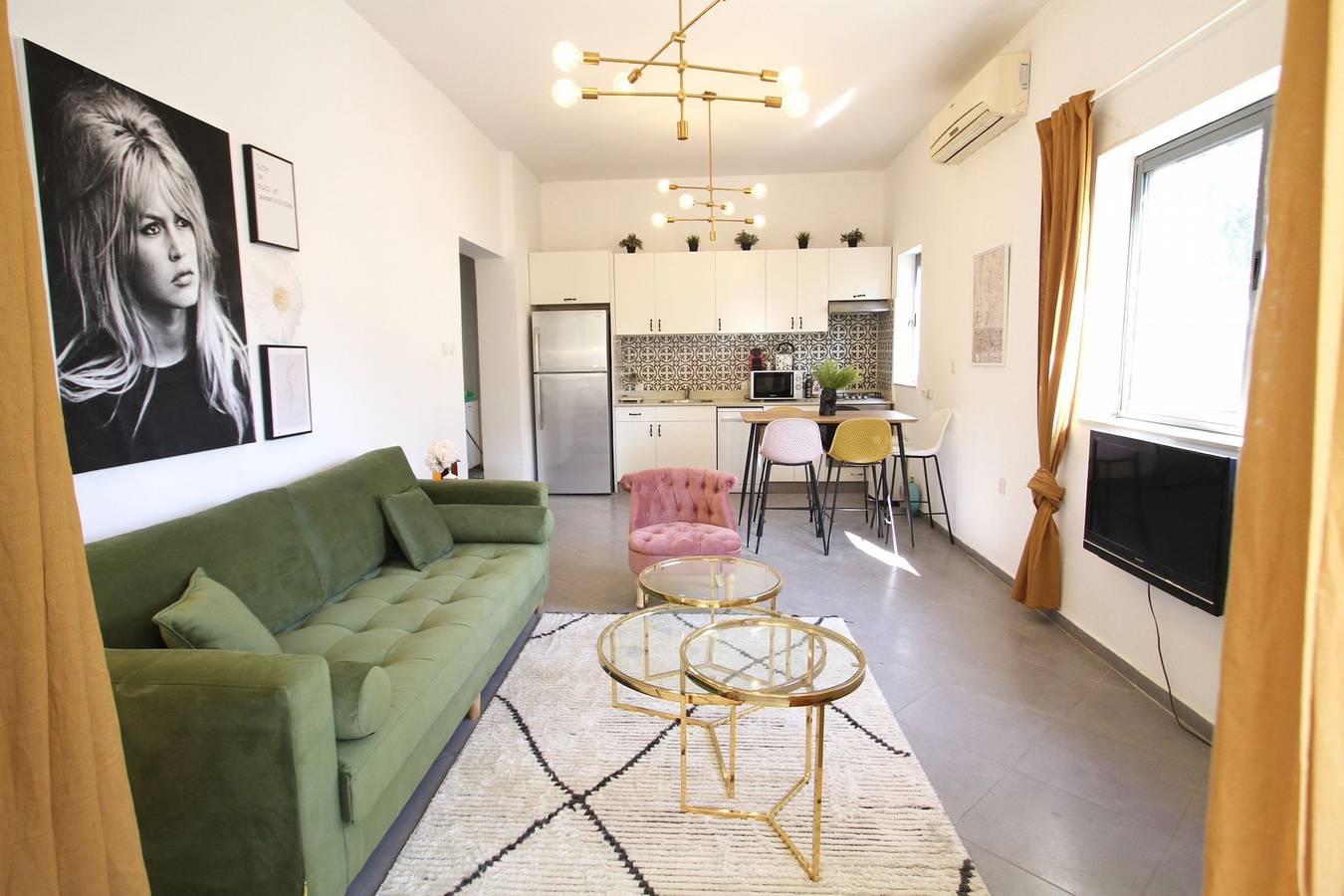 Entire apartment, Design & Balcony in City Center by Feelhome in Tel Aviv, Tel Aviv District