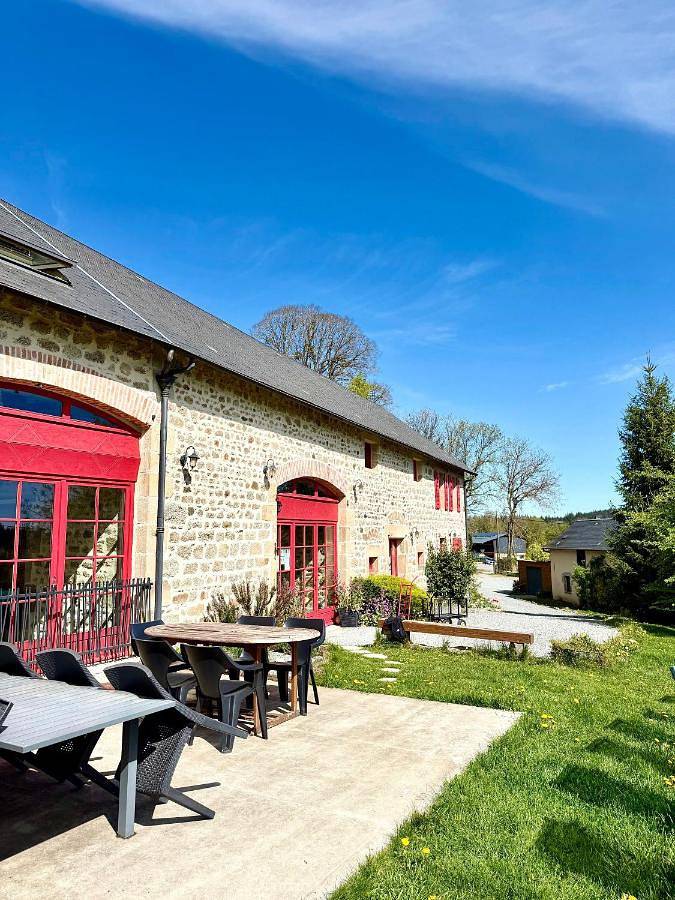 Location de vacances pour 15 personnes, avec Terrasse et Jardin ainsi que Piscine et Vue à Espinasse