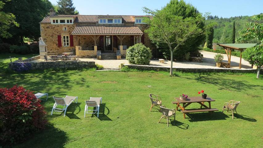 Gîte pour 10 personnes, avec jardin et piscine ainsi que terrasse et sauna