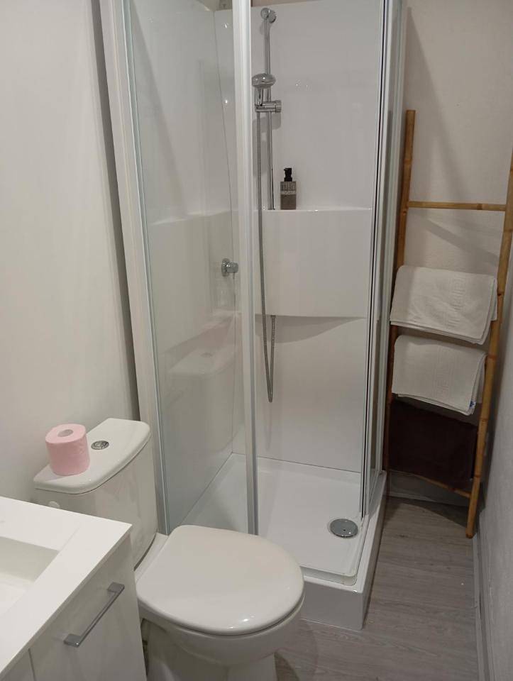 Appartement entier, Grand Studio chambre séparée in Arpajon-sur-Cère, Région d'Aurillac