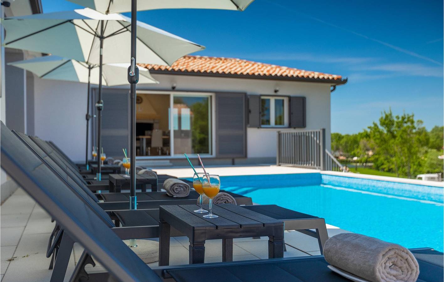 Appartement confortable de 2 chambres avec piscine, Wi-Fi et parking - à 2,5 km du centre de Raša in Labin, Istrie