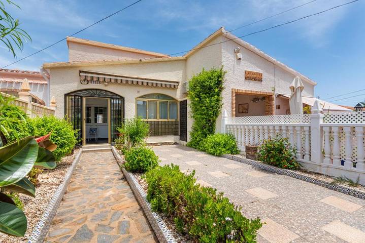 Chalet für 6 Personen, mit Balkon und Terrasse sowie Pool und Ausblick in Torrevieja