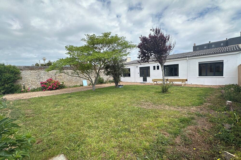 3-bedroom seaside house with garden and parking. Pets welcome. in Luc-sur-Mer, Caen region